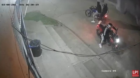 Video: así atacaron motochorros a un joven para robarle en cercanías de Los Abuelitos