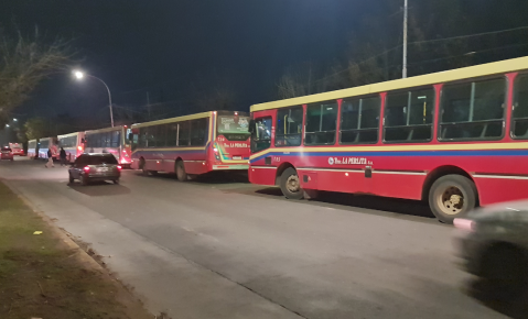 Pese a las promesas del a&ntilde;o pasado, La Perlita sigue estacionando mal en la zona de la estaci&oacute;n