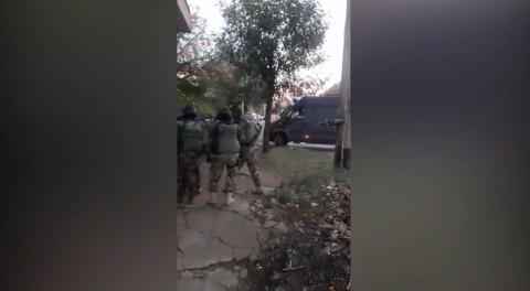 Video: así fue el allanamiento en la casa del policía rodriguense acusado de abusar de un niño y vender el contenido