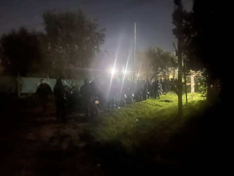 Video: allanaron una casa en Agua de Oro que se vincularía a una banda de robos de camionetas de alta gama