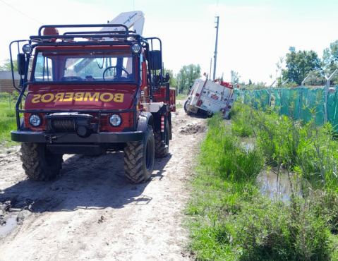 Nuevamente unidades de Bomberos quedaron atascadas al asistir a un incendio en el barrio Vista Linda