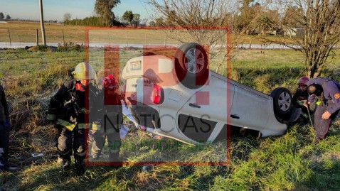 Otra vez el hielo protagonista de un accidente: un auto volcó cerca del Hospital Sommer