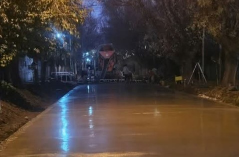 Tras los reclamos y el hartazgo vecinal, reiniciaron los trabajos de asfalto en barrio Raffo