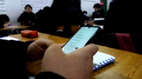 De qué se trata la nueva ley que limita el uso de celulares en las escuelas bonaerenses