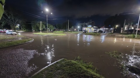 Múltiples puntos quedaron anegados todo el sábado tras las lluvias y generaron reclamos de vecinos