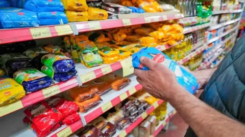 Informe reveló cuál es el inesperado recurso de los argentinos para comprar comida hoy en día