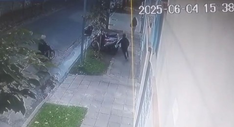 Mientras estaba trabajando, le robaron la moto con total impunidad en el centro y en pleno día