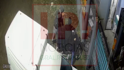 Video: motochorro atacó violentamente a un delivery para robarle en Parque Irigoyen