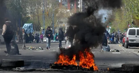 Quemar neum&aacute;ticos como protesta podr&iacute;a llegar a ser parte del pasado: qu&eacute; es lo que se eval&uacute;a