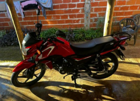 Tres motos lo "encerraron" y delincuentes lo enca&ntilde;onaron para terminar llev&aacute;ndose su rodado