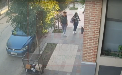 Video: pareja filmada en el centro despierta preocupación en los vecinos y son buscados