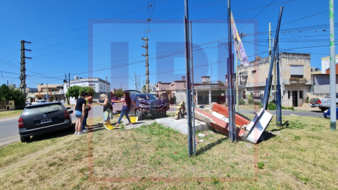 Choque entre autos destruyó un monumento en el casco urbano de General Rodríguez