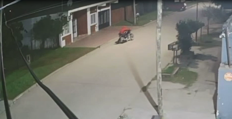 Video: entraron a su casa con total impunidad y le llevaron la moto