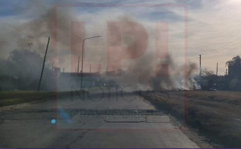 Video: incendio de ramas y basura afectó a vecinos y deportistas