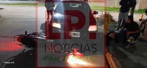 Motociclista resultó herido tras ser arrastrado varios metros por un auto