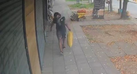 Video: el mismo delincuente les robó tres veces en cinco días y sienten que "nos tomó de punto"