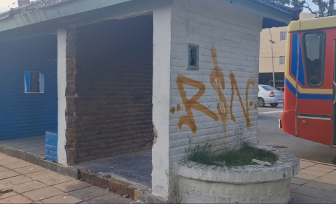 Comerciante se hartó de una situación y "reformó" un refugio por su cuenta: por qué lo hizo y cómo pasó