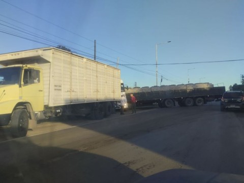 El "casi accidente" que protagonizó un camión sobre la Ruta 7 este jueves