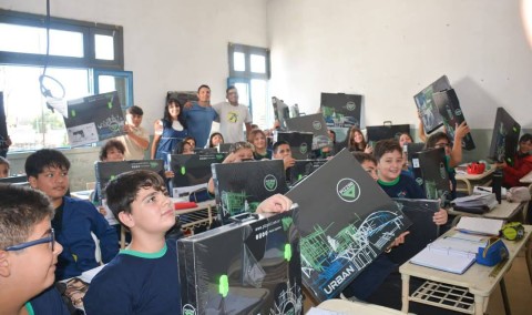 El Municipio entregó kits técnicos a estudiantes de la Escuela Javier Tapié