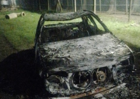 Ardió por completo un auto en el barrio Los Aromos