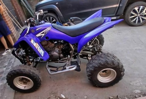 Motochorros le dispararon tres veces para robarle el cuatriciclo sobre el Acceso Oeste