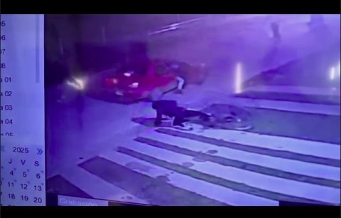 Video: así fue el violento robo de bicicleta que sufrió un joven de madrugada