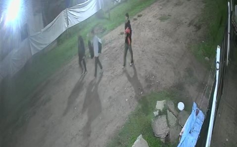 Violento robo en patota a un joven: le apuntaron con un arma y le pegaron patadas para sacarle las zapatillas