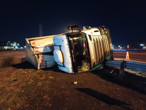 Un cami&oacute;n volc&oacute; sobre el Acceso Oeste a la altura de General Rodr&iacute;guez