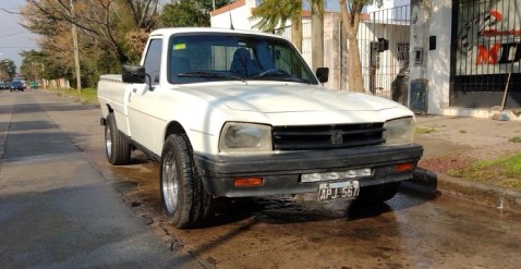 Le robaron la camioneta que había dejado estacionada en la puerta de su casa