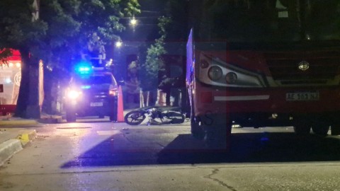 Intentaron robar una moto armados y por la huida desesperada le causaron a un joven un grave choque contra un colectivo