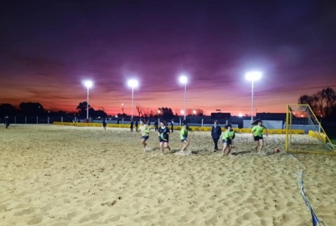 El primer equipo municipal de fútbol playa femenino debutó de cara a los Juegos Bonaerenses