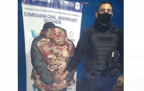 Circulaba en moto sin patente, lo paró la policía y termino arrestado