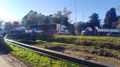 Continuaban las demoras en la Autopista tras el choque entre un cami&oacute;n y una camioneta