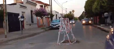 Advierten por un "caballete" en medio de una calle c&eacute;ntrica: "casi lo llevamos puesto"