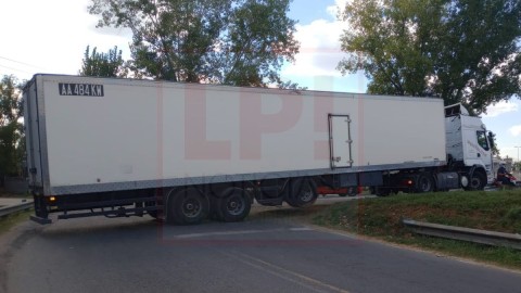 Caos de tr&aacute;nsito en el puente San Fernando: un cami&oacute;n qued&oacute; atravesado y bloque&oacute; la colectora