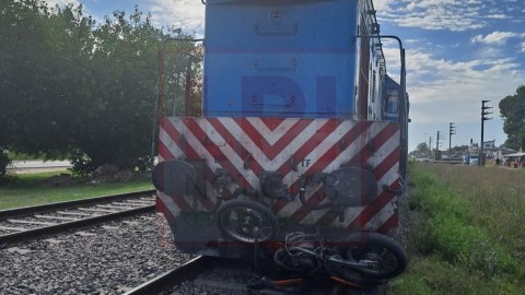Tragedia ferroviaria: motociclista muri&oacute; tras ser impactado por un tren