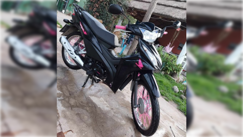 Una pareja simuló ayudarla con un arreglo mecánico para robarle la moto