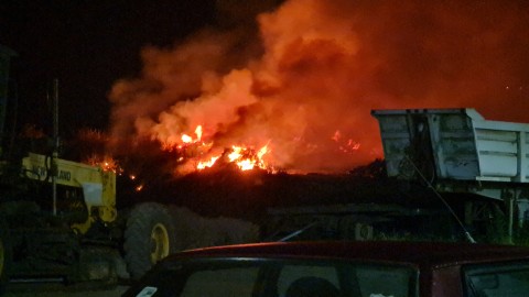 Explosiones y una densa columna de humo, el padecimiento de vecinos tras otro incendio en el Corralón Municipal