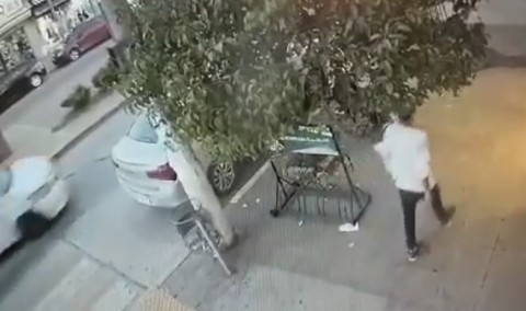 Video: as&iacute; robaron una moto en pleno centro de General Rodr&iacute;guez