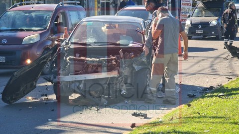 Fuerte choque en Av. Bernardo de Irigoyen y Mitre: una mujer resultó herida