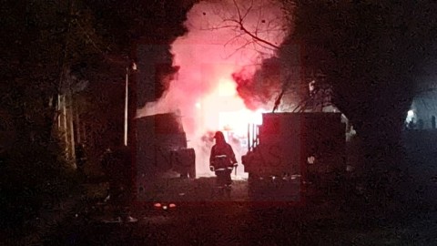 Video: tremendo incendio de un camión en plena madrugada en el barrio Almafuerte