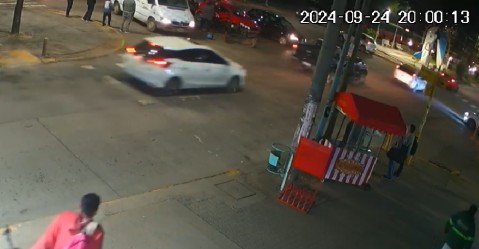 Video: motociclista sufrió golpes tras el impacto con un auto en avenida Bernardo de Irigoyen y España