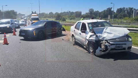 Fuerte choque en Autopista entre dos veh&iacute;culos a la altura de General Rodr&iacute;guez