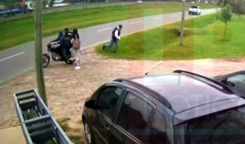 Motochorros volvieron a robar en la misma esquina de la Colectora Norte: los persiguieron y los detuvieron