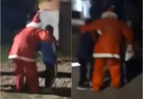 Vecino se vistió de Papá Noel y salió a repartir regalos por su barrio