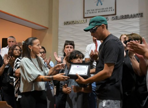 El HCD homenaje&oacute; al sindicalista &ldquo;Flaco&rdquo; Hern&aacute;ndez, a una cient&iacute;fica rodriguense y a una futbolista que lleg&oacute; a lo m&aacute;ximo