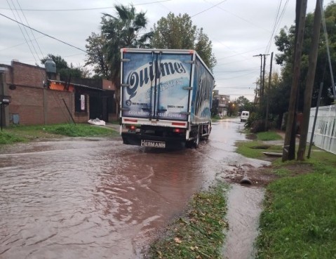 Desde el Municipio salieron a aclarar que ya hay calles "sin agua" y otras que siguen "cortadas y anegadas"