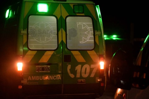 Dos jóvenes heridos tras chocar en moto contra un auto en una esquina céntrica