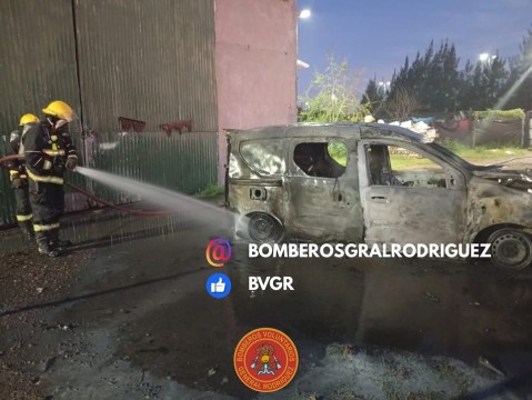 Un hombre sufrió quemaduras tras el incendio de su camioneta en barrio Los Naranjos