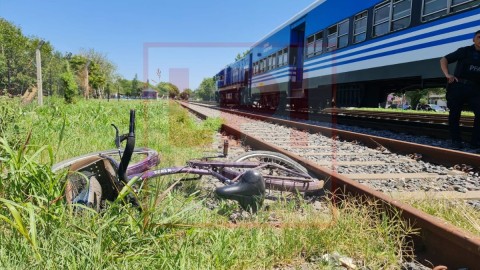 Accidente ferroviario: el tren impactó a una ciclista en un cruce céntrico